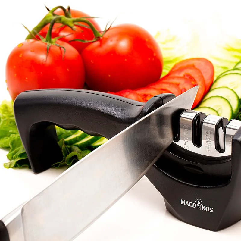 Aiguiseur de couteau avec tomates et légumes frais