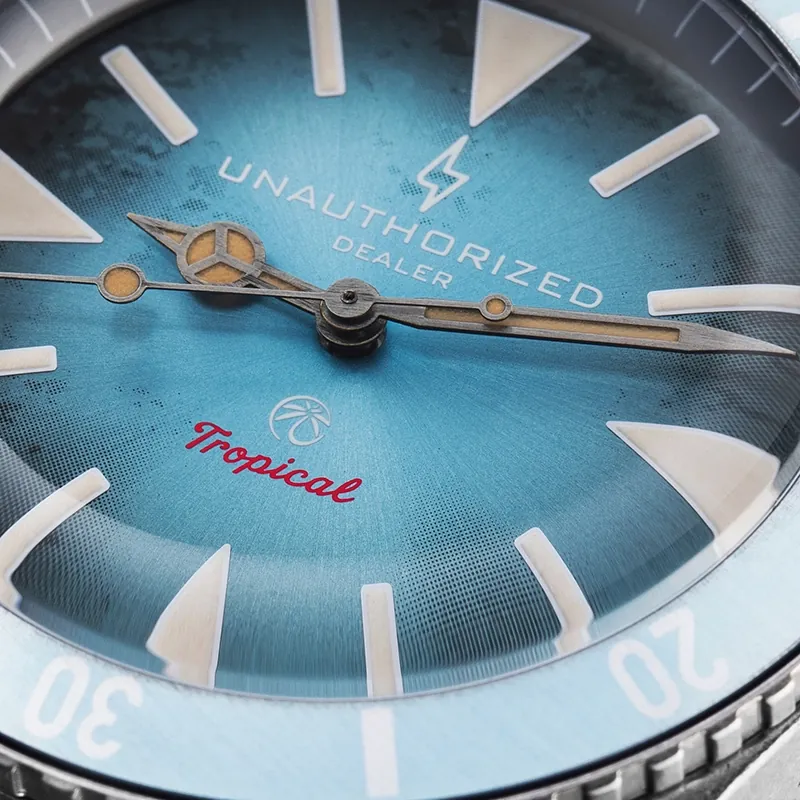 Gros plan sur le cadran bleu d'une montre de plongée