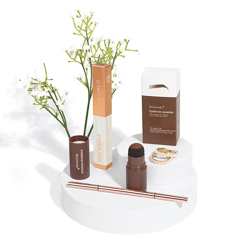 Mise en scène d'accessoires de maquillage et de fleurs