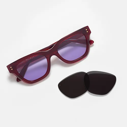 Packshot de lunettes de soleil bordeaux avec verres interchangeables