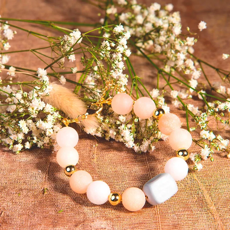 Bracelet de perles et fleurs